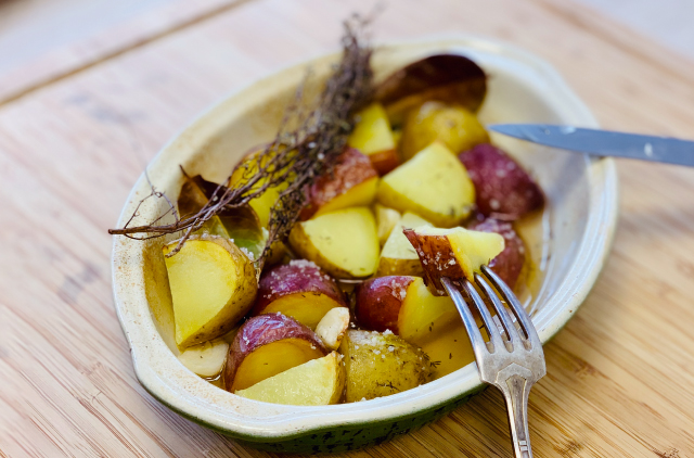 Photo Filet de poulet moelleux, pommes de terre « crousti-fondantes »