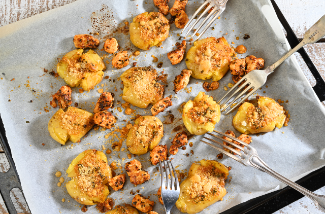 Photo Smashed grenaille potatoes with chicken and parmesan