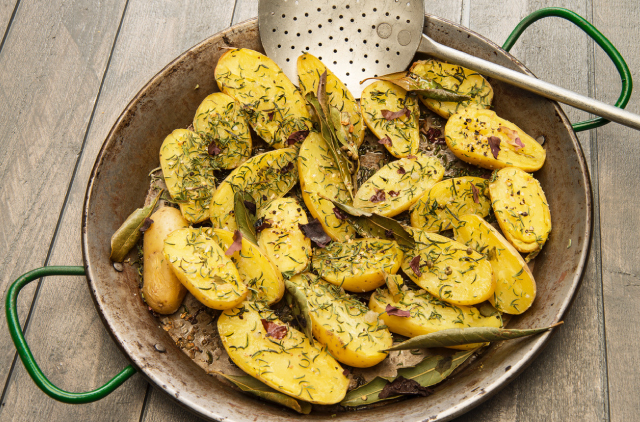 Photo Roasted potatoes with herbs