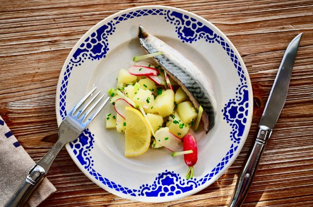 Photo Warm potato salad with mackerel