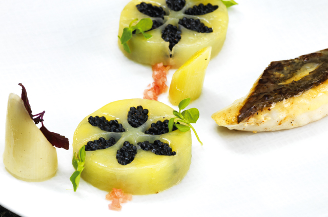 Photo Saint-Pierre rôti & ses pommes de terre fondantes au caviar et poireaux en sifflet