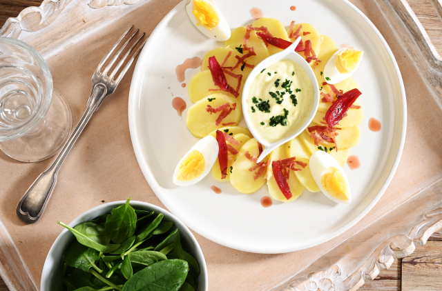 Photo Frischer Salat mit eingelegten roten Zwiebeln