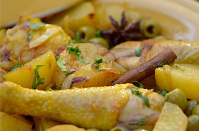 Photo Tajine de poulet pommes de terre et olives vertes