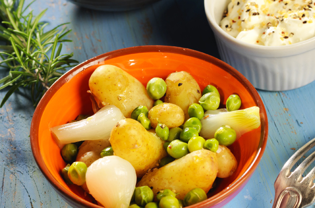 Photo Timbales de pommes de terre nouvelles et petits légumes