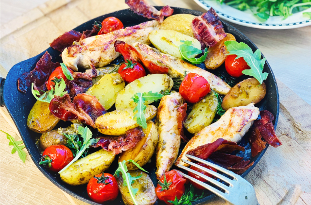 Photo Salade tiède de pommes de terre, poulet grillé, bacon et pesto
