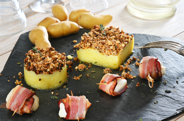Photo Süß-salziger Crumble von La Ratte-Kartoffeln mit gespeckten Jakobsmuscheln