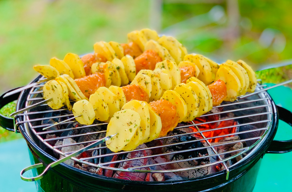 Photo Barbecued chicken and potato skewers