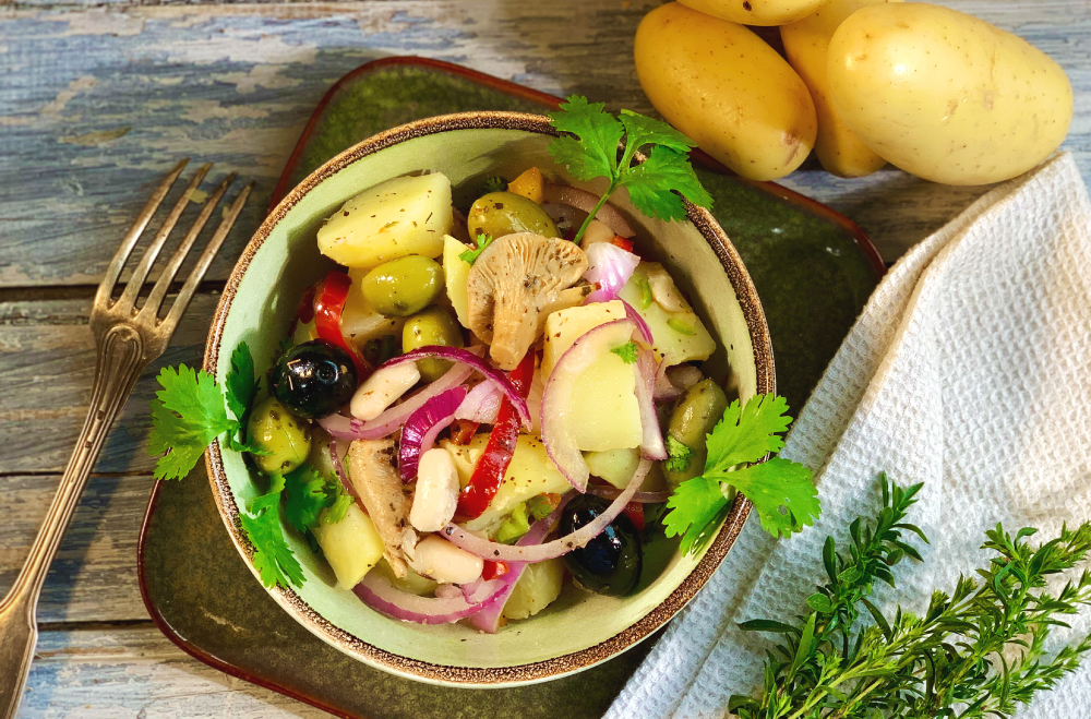 Photo Frischer Salat von Frühkartoffeln