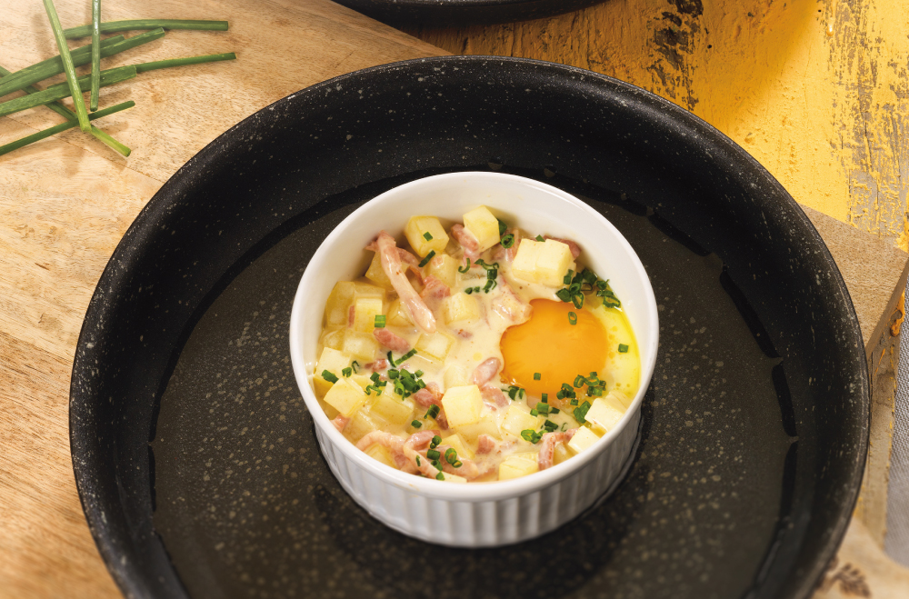 Photo Oeuf cocotte, ein im Ofen gegartes Ei & Kartoffelcarbonara