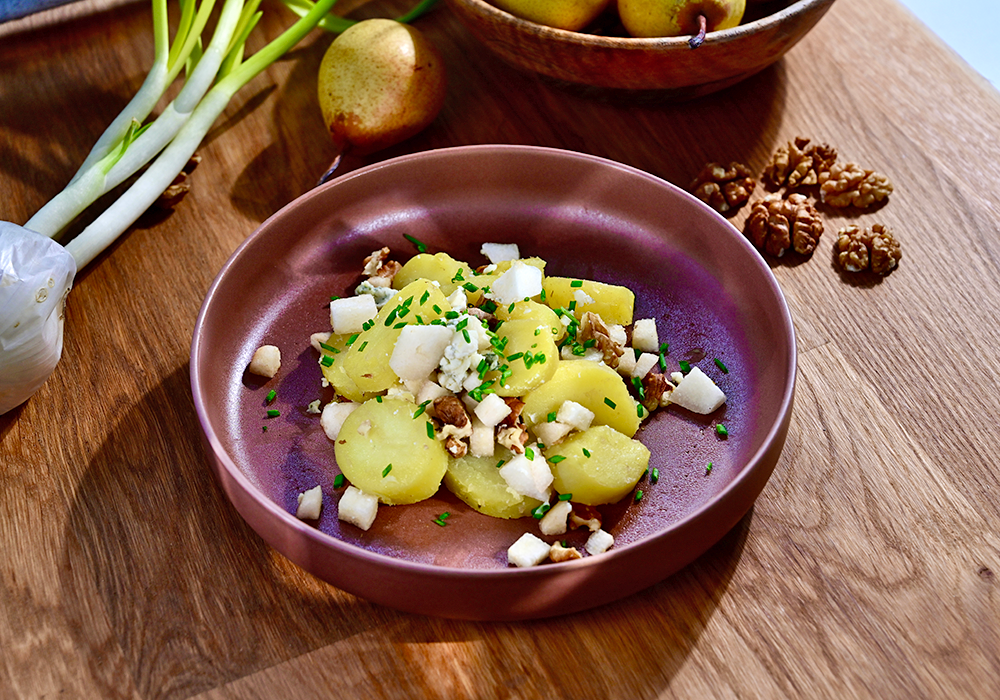 Photo Salade de pommes de terre au roquefort et éclats de noix