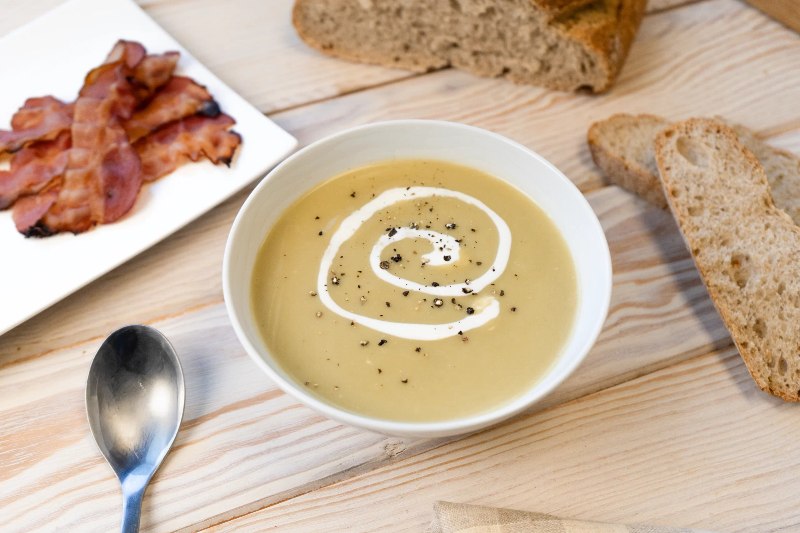 Photo Soupe à la pomme de terre et aux poireaux, et chips de lard