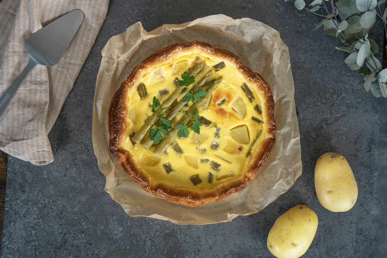 Photo Tarte pomme de terre, asperges vertes et fromage frais