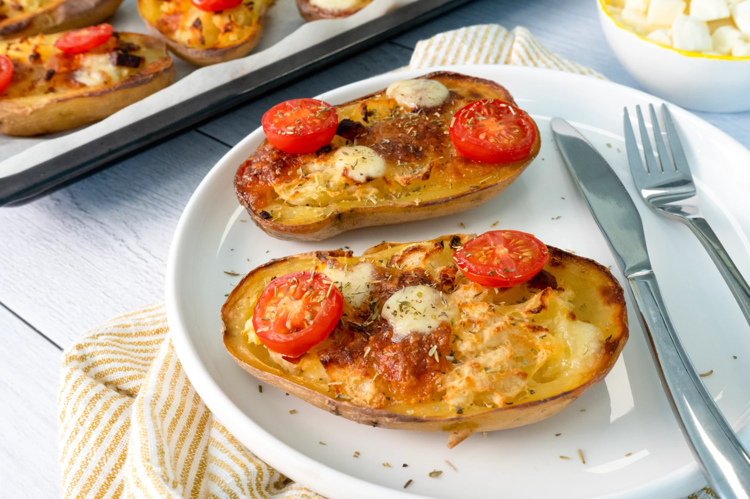 Photo Pommes de terre farcies, tomates et mozzarella